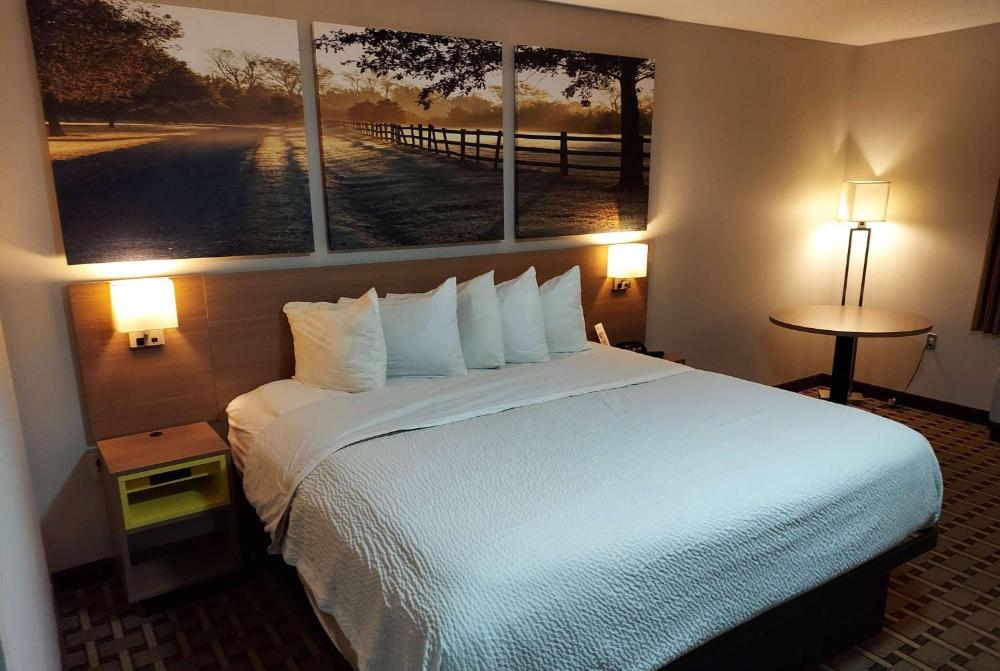 King Room - Non-Smoking interior
