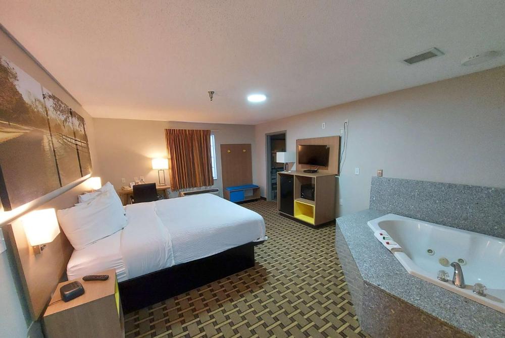 Deluxe King Suite with Spa Bath - Non-Smoking interior